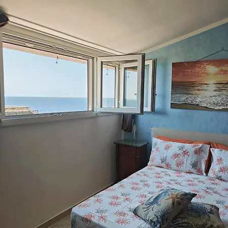 Elegant Seafront In - Beach Access
